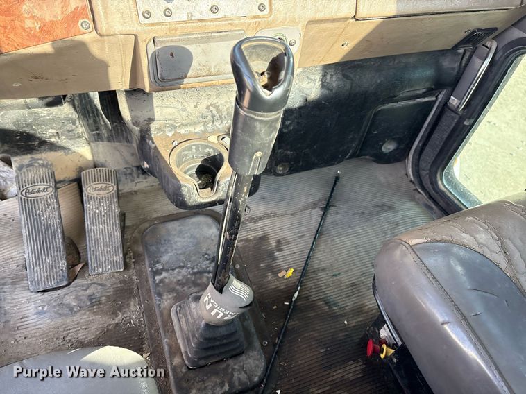 image for item EM2523 2005 Peterbilt 335 utility / service truck