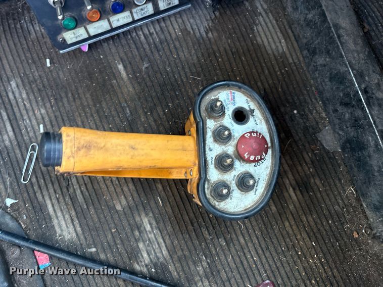 image for item EM2523 2005 Peterbilt 335 utility / service truck