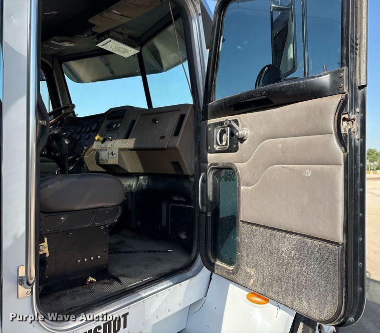 image for item EM2523 2005 Peterbilt 335 utility / service truck