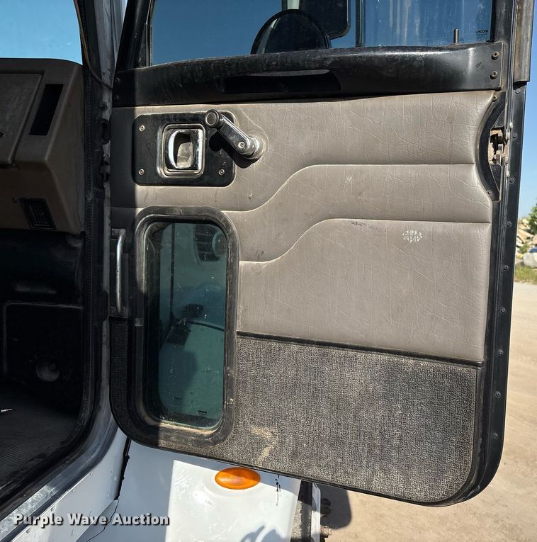 image for item EM2523 2005 Peterbilt 335 utility / service truck