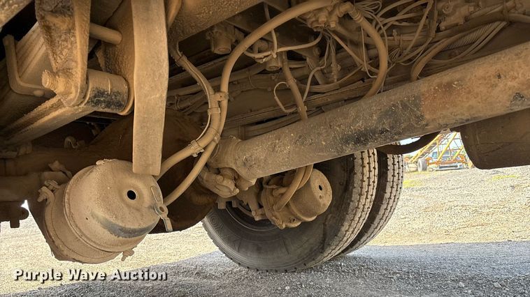 image for item EM2523 2005 Peterbilt 335 utility / service truck