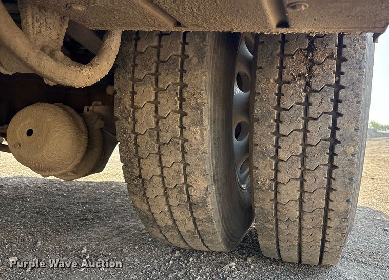 image for item EM2523 2005 Peterbilt 335 utility / service truck