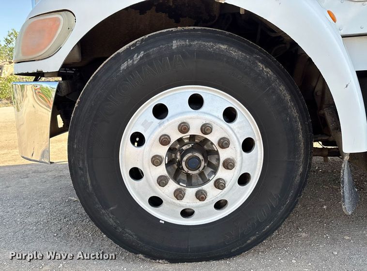 image for item EM2523 2005 Peterbilt 335 utility / service truck