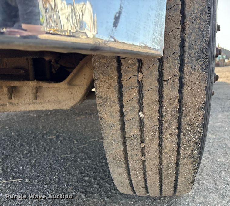 image for item EM2523 2005 Peterbilt 335 utility / service truck