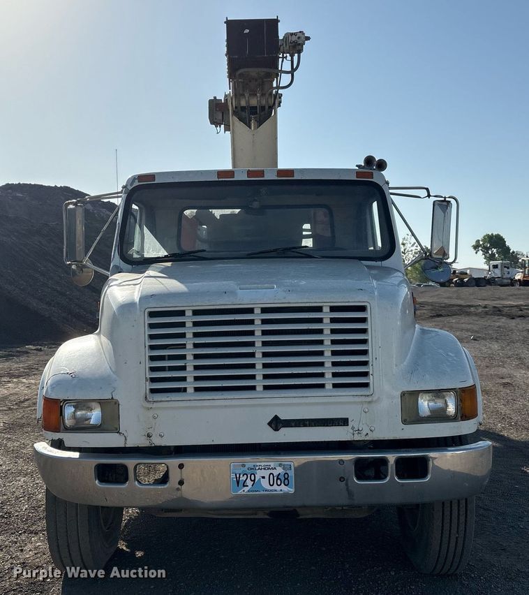 image for item EM2525 2000 International 4700 crane truck