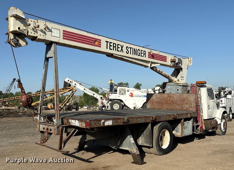 image for item EM2525 2000 International 4700 crane truck