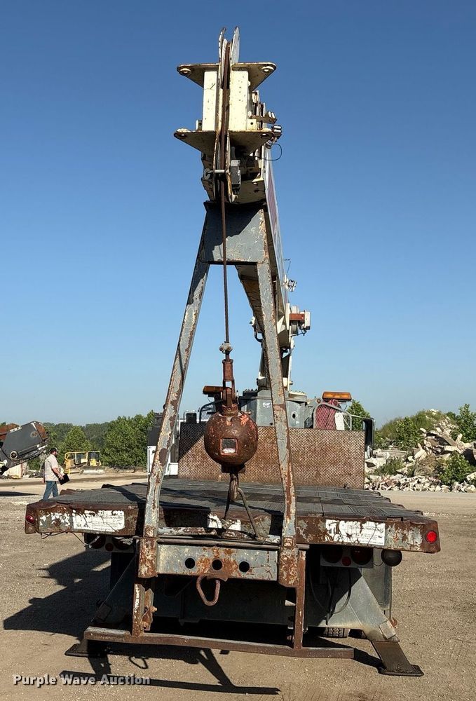 image for item EM2525 2000 International 4700 crane truck