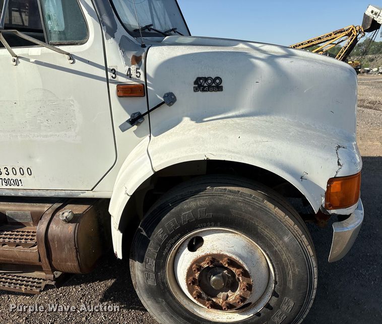 image for item EM2525 2000 International 4700 crane truck