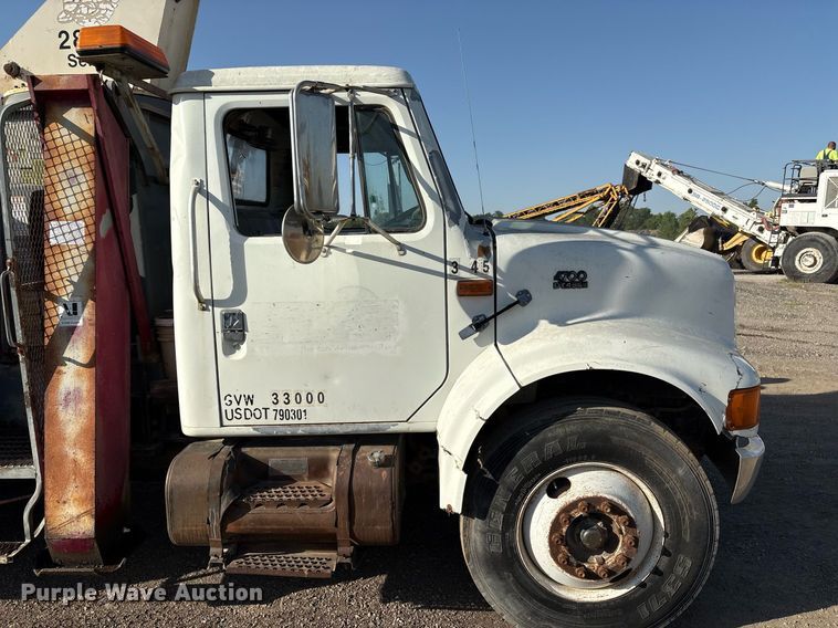 image for item EM2525 2000 International 4700 crane truck