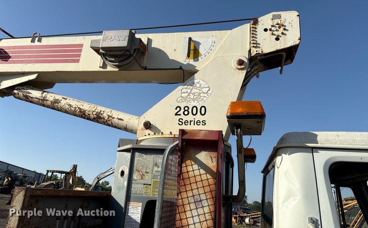 image for item EM2525 2000 International 4700 crane truck