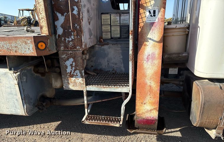 image for item EM2525 2000 International 4700 crane truck