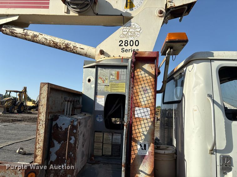 image for item EM2525 2000 International 4700 crane truck