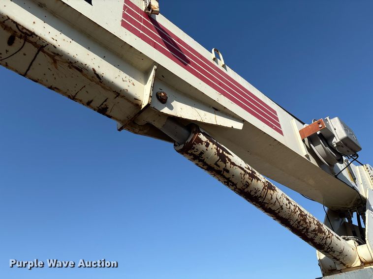 image for item EM2525 2000 International 4700 crane truck