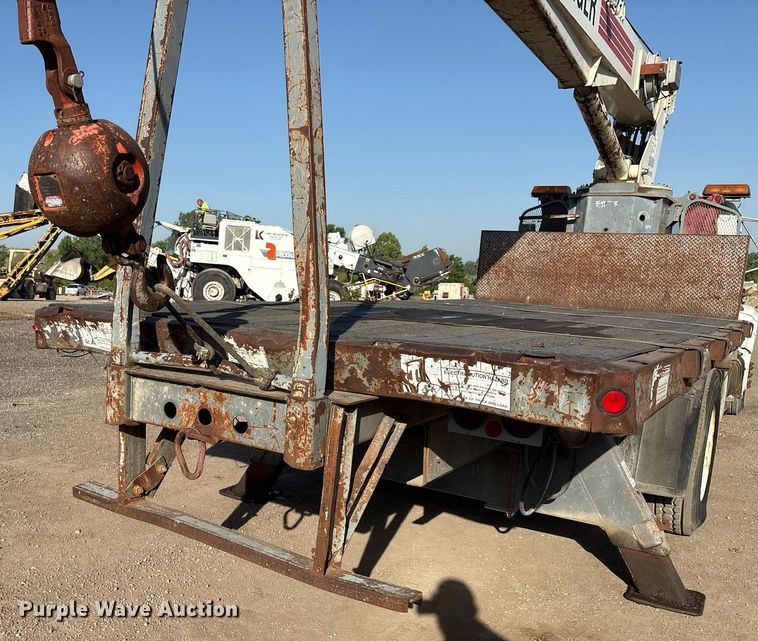 image for item EM2525 2000 International 4700 crane truck