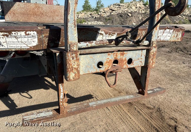 image for item EM2525 2000 International 4700 crane truck