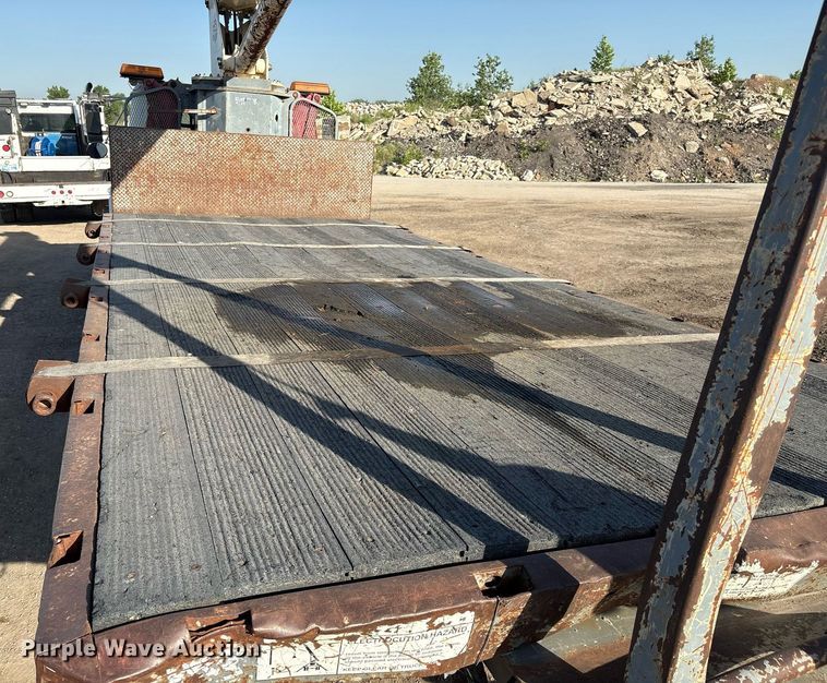 image for item EM2525 2000 International 4700 crane truck