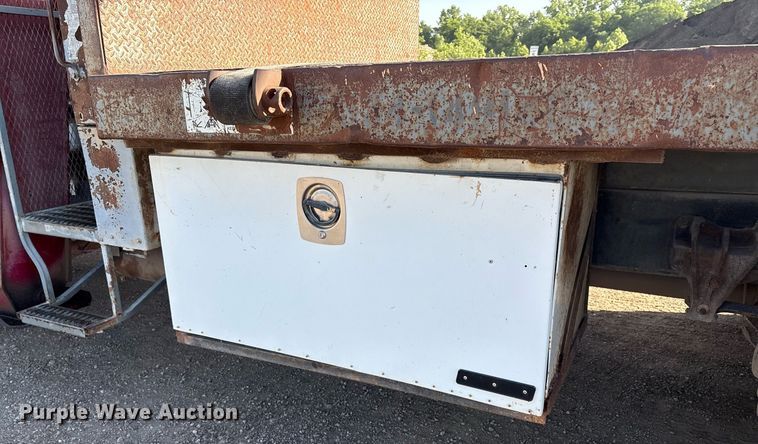 image for item EM2525 2000 International 4700 crane truck