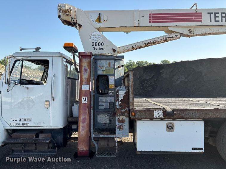 image for item EM2525 2000 International 4700 crane truck