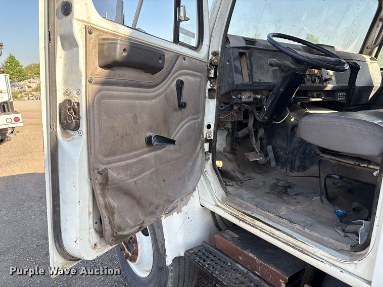 image for item EM2525 2000 International 4700 crane truck