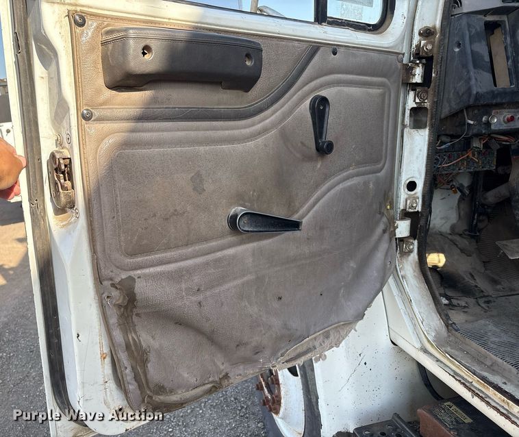 image for item EM2525 2000 International 4700 crane truck