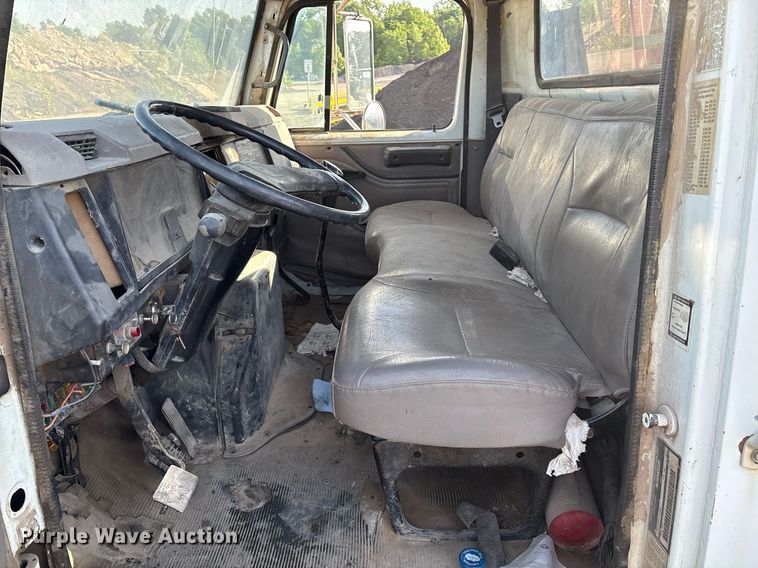 image for item EM2525 2000 International 4700 crane truck