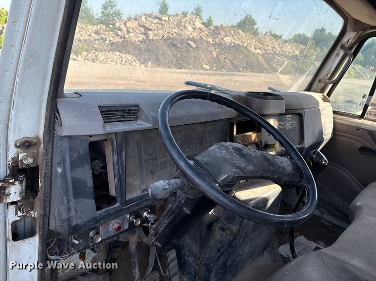 image for item EM2525 2000 International 4700 crane truck