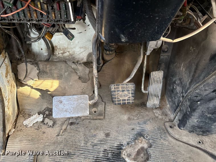 image for item EM2525 2000 International 4700 crane truck