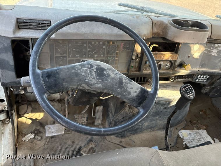 image for item EM2525 2000 International 4700 crane truck