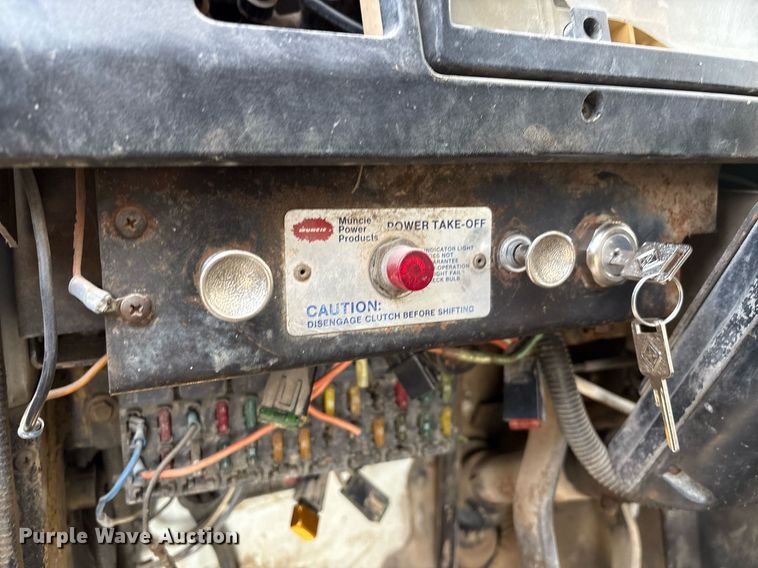 image for item EM2525 2000 International 4700 crane truck