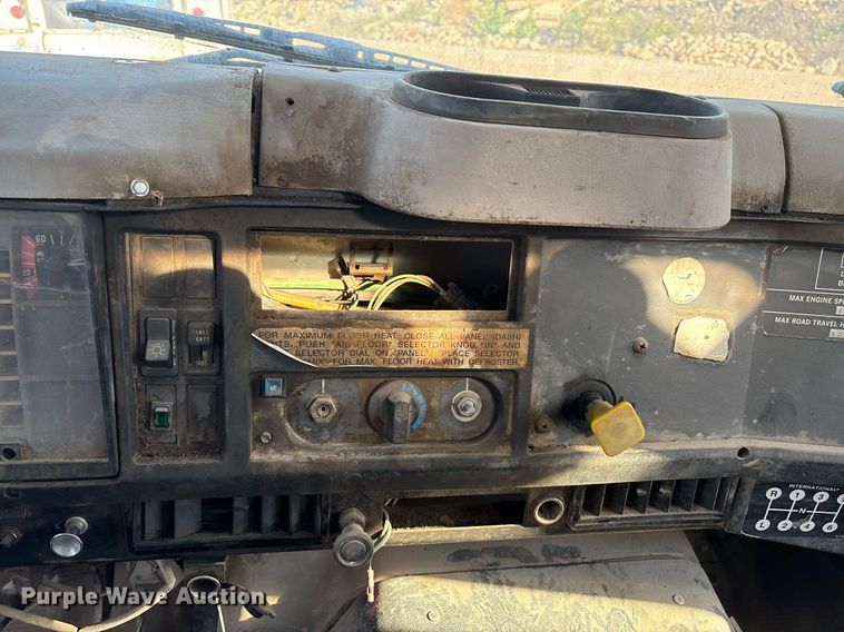 image for item EM2525 2000 International 4700 crane truck