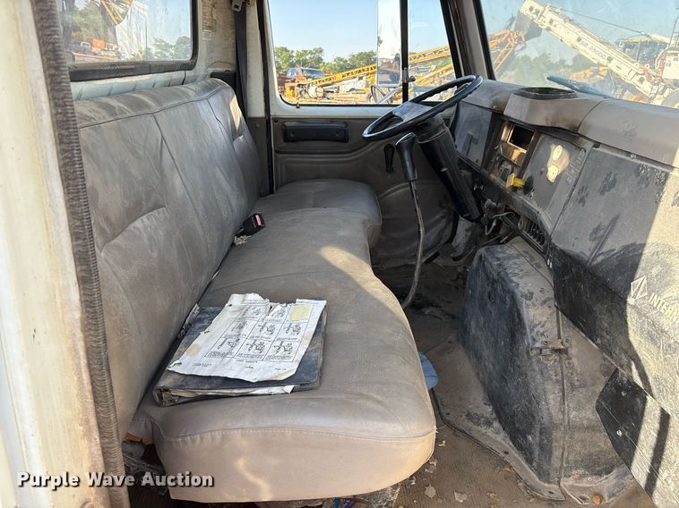 image for item EM2525 2000 International 4700 crane truck