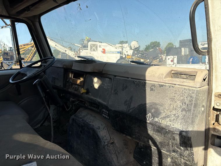 image for item EM2525 2000 International 4700 crane truck