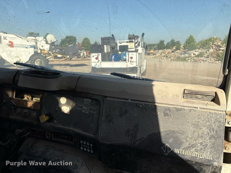 image for item EM2525 2000 International 4700 crane truck