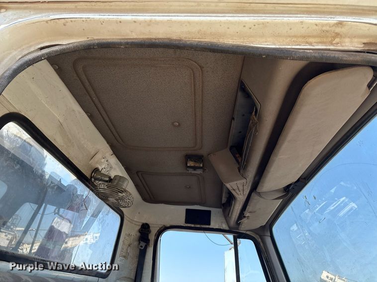 image for item EM2525 2000 International 4700 crane truck