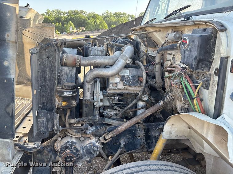 image for item EM2525 2000 International 4700 crane truck