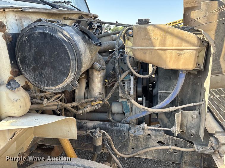 image for item EM2525 2000 International 4700 crane truck