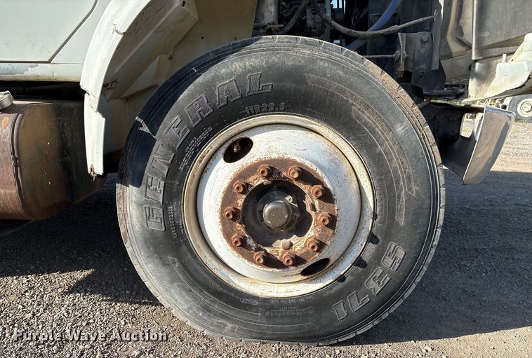 image for item EM2525 2000 International 4700 crane truck