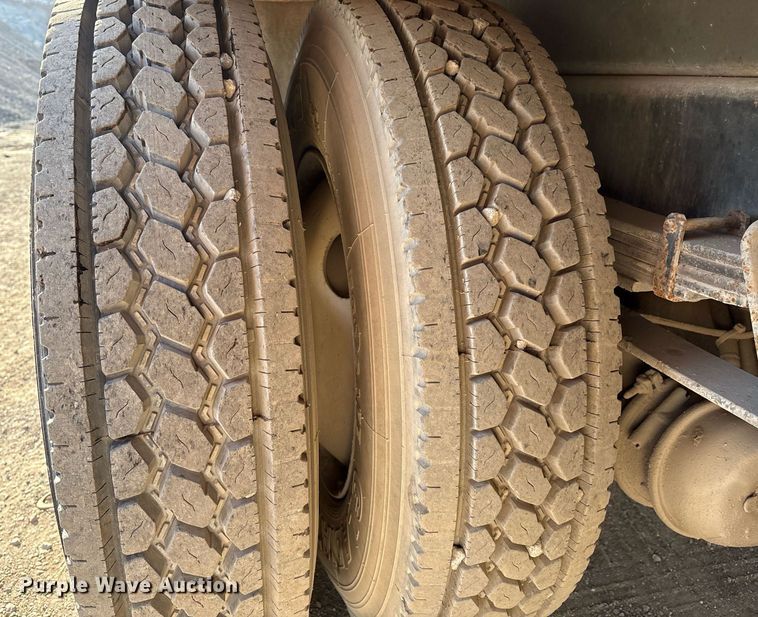 image for item EM2525 2000 International 4700 crane truck