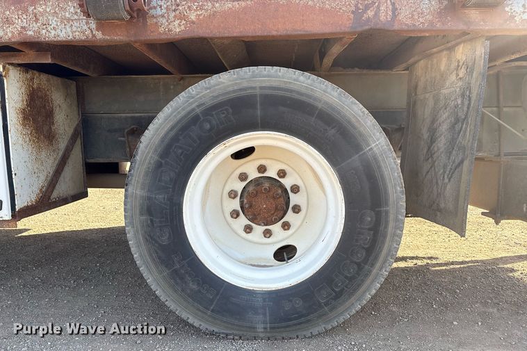 image for item EM2525 2000 International 4700 crane truck