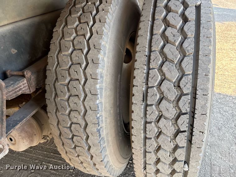 image for item EM2525 2000 International 4700 crane truck