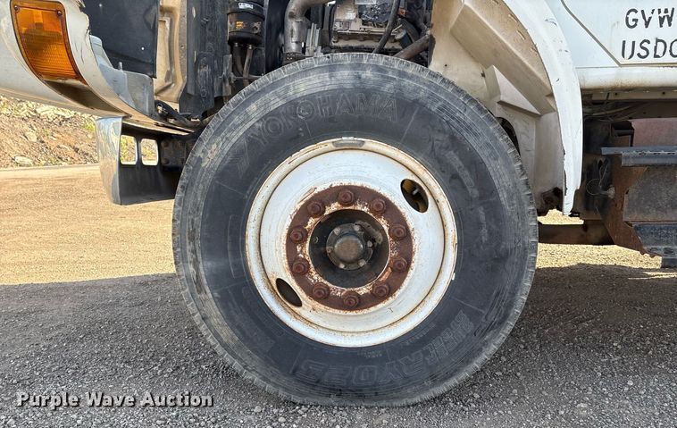 image for item EM2525 2000 International 4700 crane truck