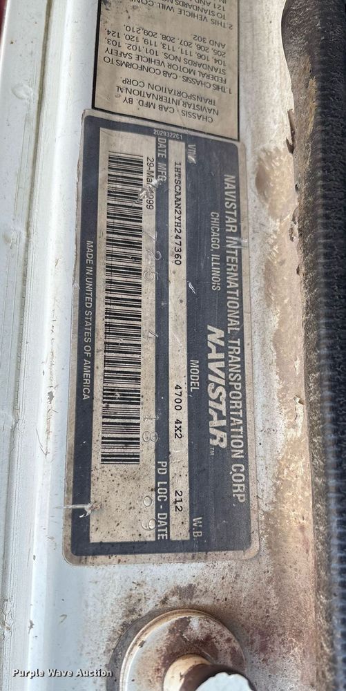 image for item EM2525 2000 International 4700 crane truck