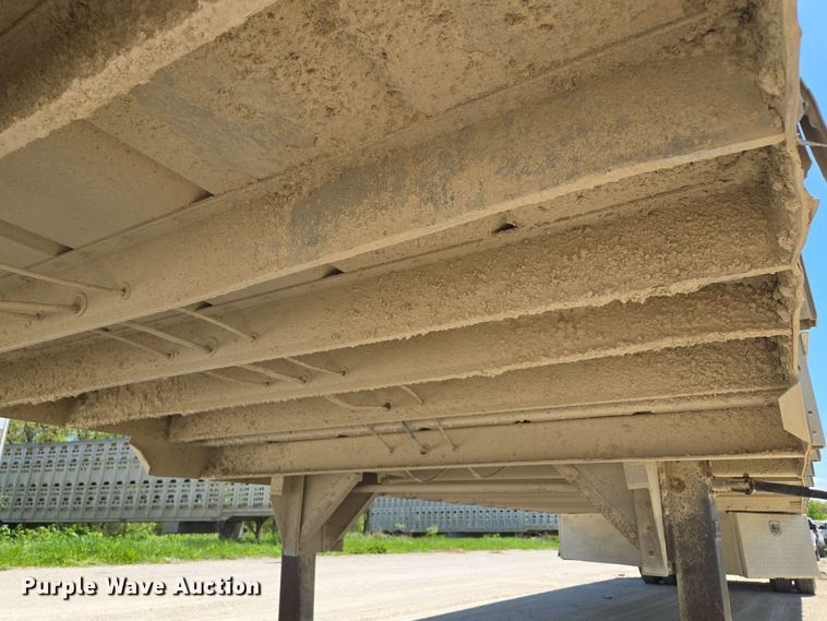 image for item EM7261 2001 Wilson livestock trailer