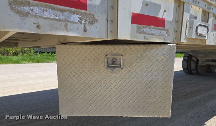 image for item EM7261 2001 Wilson livestock trailer