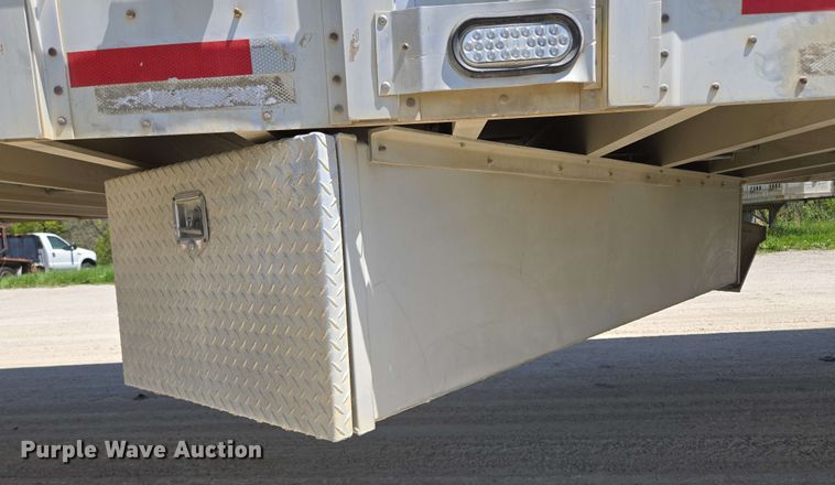 image for item EM7261 2001 Wilson livestock trailer