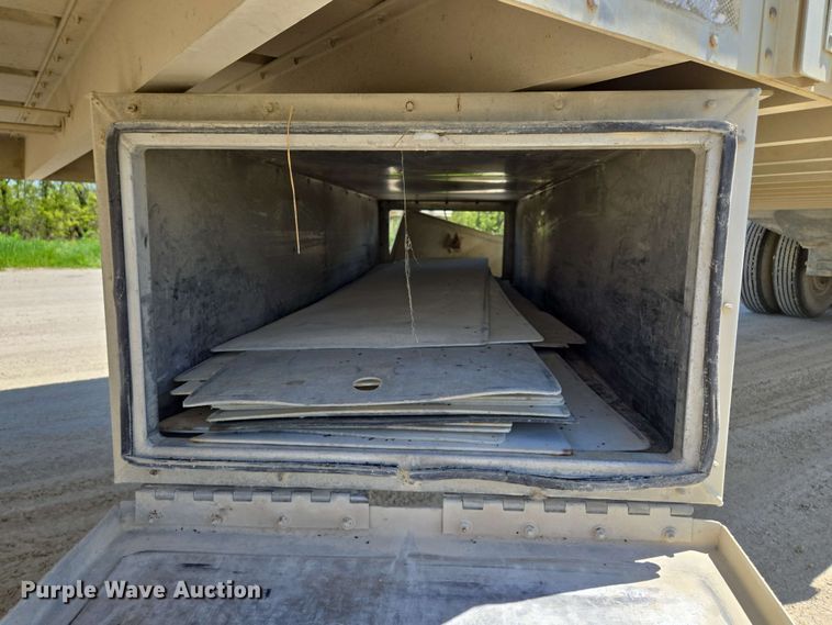 image for item EM7261 2001 Wilson livestock trailer