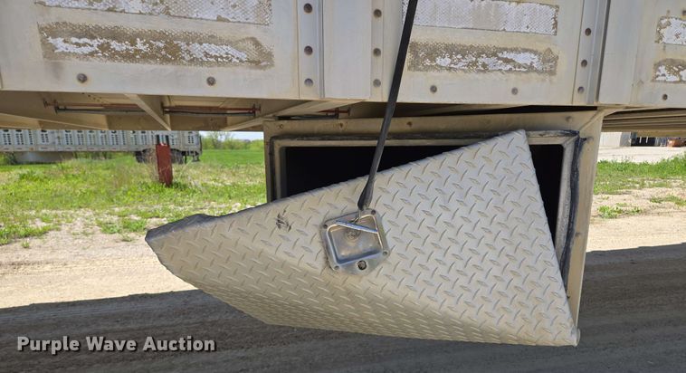 image for item EM7261 2001 Wilson livestock trailer