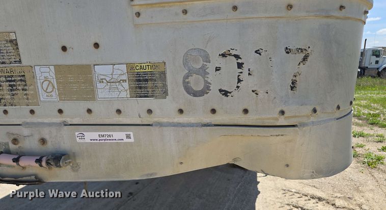 image for item EM7261 2001 Wilson livestock trailer