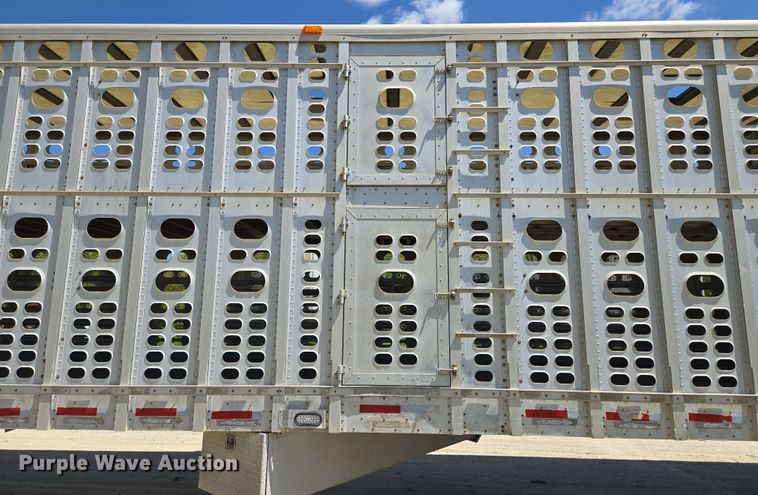 image for item EM7261 2001 Wilson livestock trailer