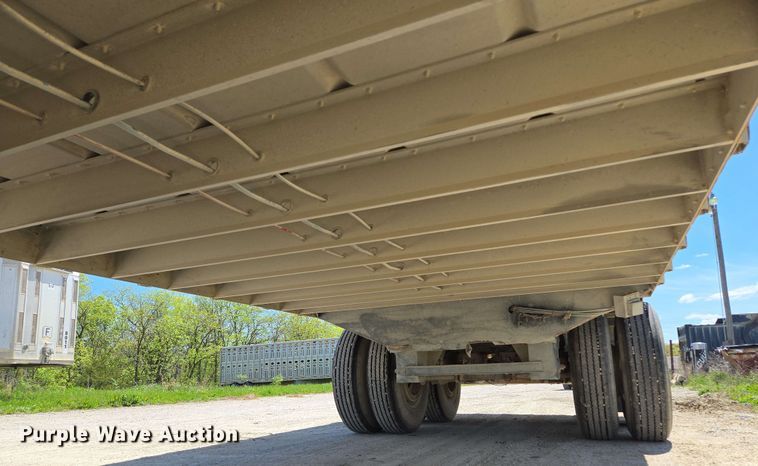 image for item EM7261 2001 Wilson livestock trailer